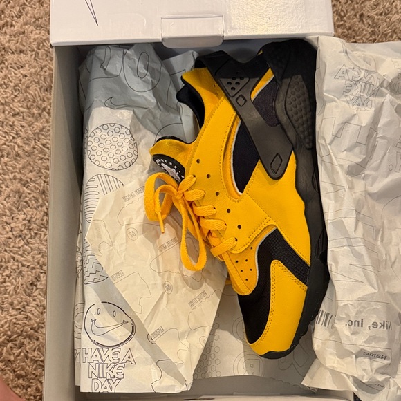 Men’s Custom Nike Huaraches Black and Yellow Sneakers - Picture 10 of 10